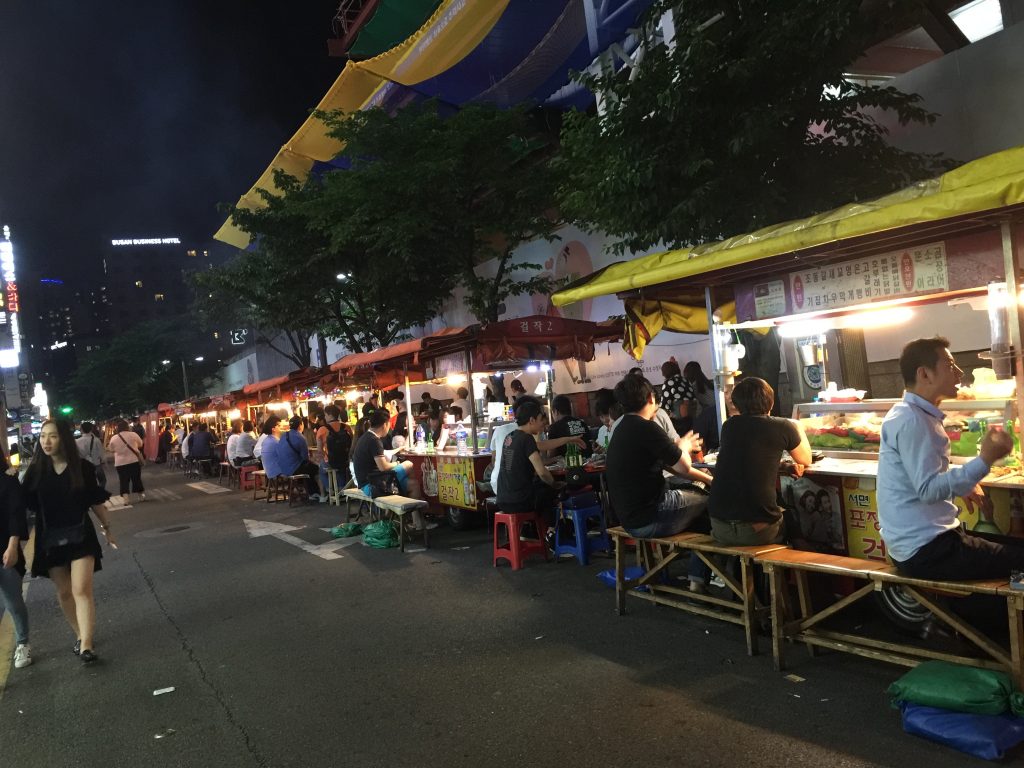 屋台ばっかりずら〜〜〜っと何百メートルも並んでます